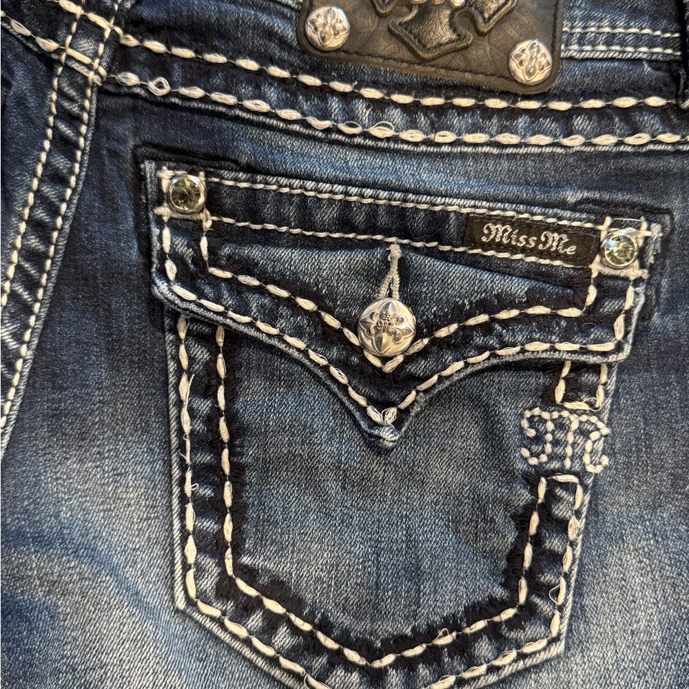 Miss Me Dark Wash Denim Signature Jean Shorts With Flap Pockets - Size 27 - Picture 7 of 8